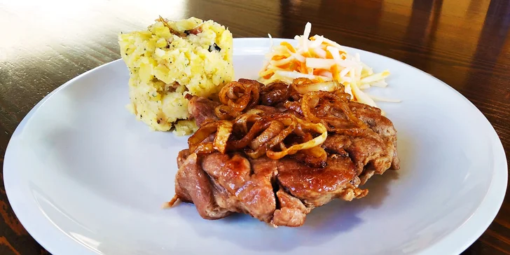 Marinované dobroty z grilu: krkovice (300 g) či naložené kuřecí prso (200 g) a příloha dle výběru