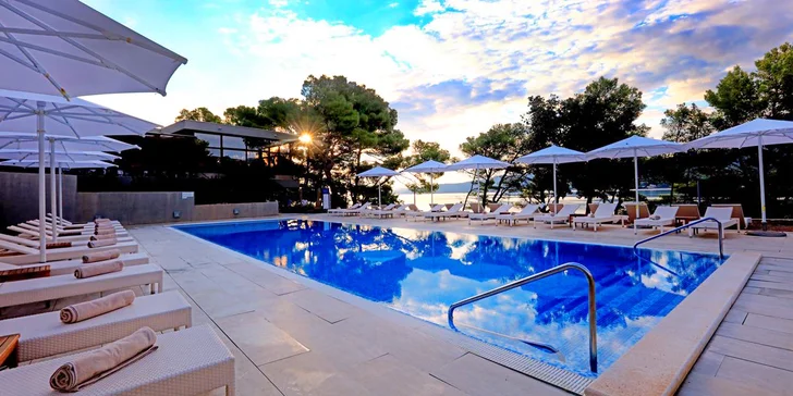 Relax na ostrově Hvar: 4* resort přímo u pláže a příjemné wellness