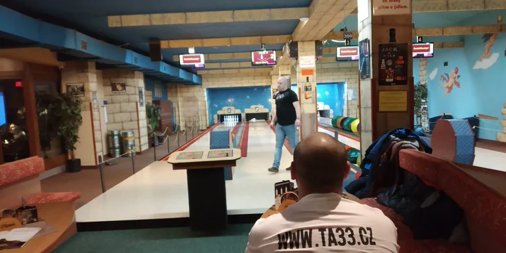 Zábava pro partu až 8 osob: bowling, kola pizzy i palba na laserové střelnici