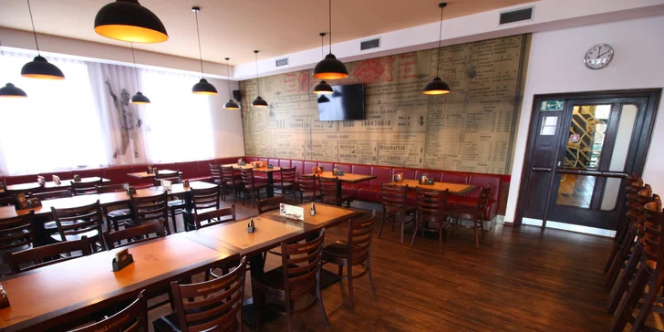 Americká hostina pro dva: Burger, stripsy a křidélka s hranolky