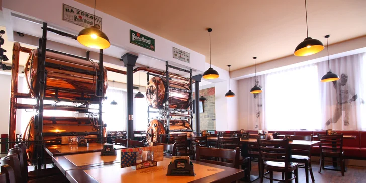 Americká hostina pro dva: Burger, stripsy a křidélka s hranolky