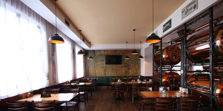 Americká hostina pro dva: Burger, stripsy a křidélka s hranolky