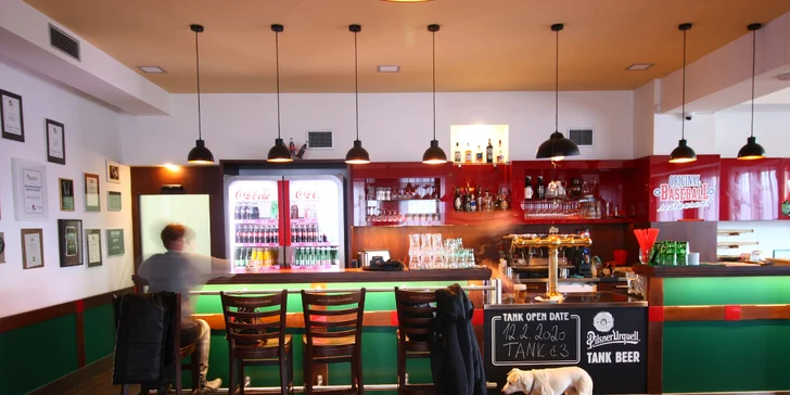 Americká hostina pro dva: Burger, stripsy a křidélka s hranolky