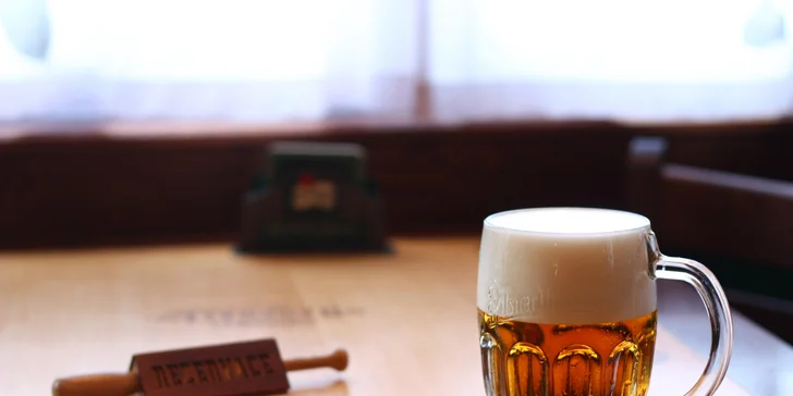 Americká hostina pro dva: Burger, stripsy a křidélka s hranolky