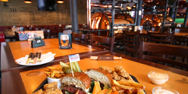 Americká hostina pro dva: Burger, stripsy a křidélka s hranolky