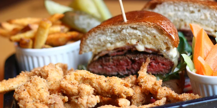Americká hostina pro dva: Burger, stripsy a křidélka s hranolky