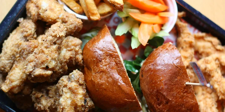 Americká hostina pro dva: Burger, stripsy a křidélka s hranolky