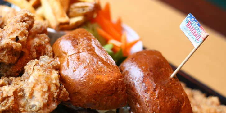 Americká hostina pro dva: Burger, stripsy a křidélka s hranolky