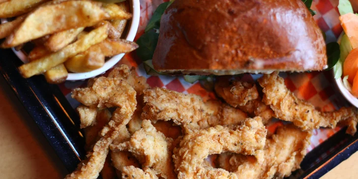 Americká hostina pro dva: Burger, stripsy a křidélka s hranolky