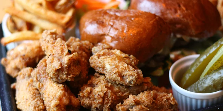 Americká hostina pro dva: Burger, stripsy a křidélka s hranolky