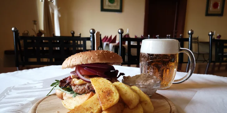 Hovězí či vege burgery s hranolky pro 2 nebo 4 a hodina bowlingu