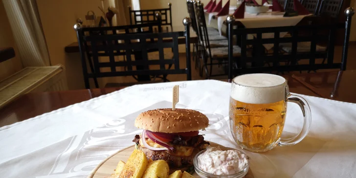 Hovězí či vege burgery s hranolky pro 2 nebo 4 a hodina bowlingu