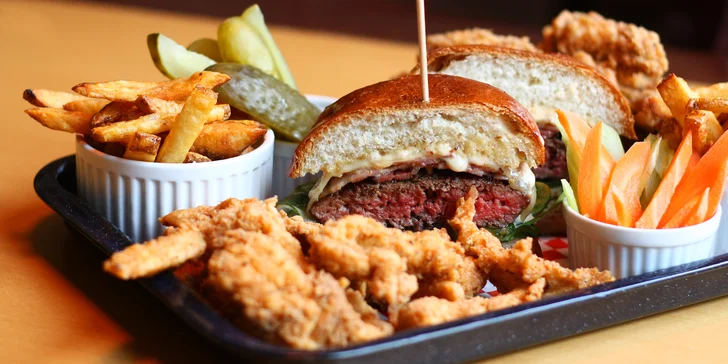 Americká hostina pro dva: Burger, stripsy a křidélka s hranolky