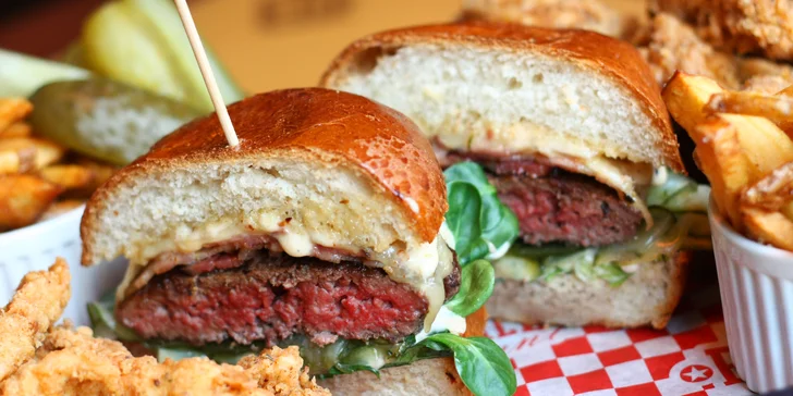 Americká hostina pro dva: Burger, stripsy a křidélka s hranolky