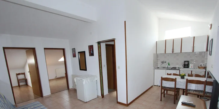 V páru i s rodinou do Chorvatska: apartmány až pro 8 osob, 250 m od pláže