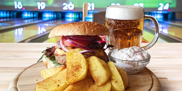 Hovězí či vege burgery s hranolky pro 2 nebo 4 a hodina bowlingu