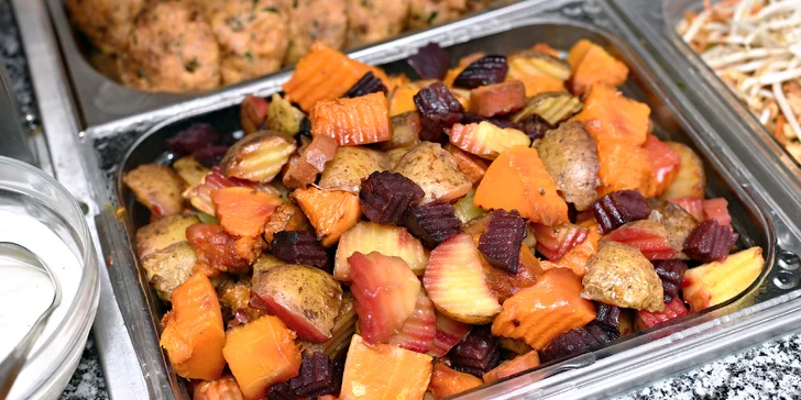 Kilo jídla dle výběru v bistru Vegan Life: wrapy, saláty, sushi, nudle i sójové maso