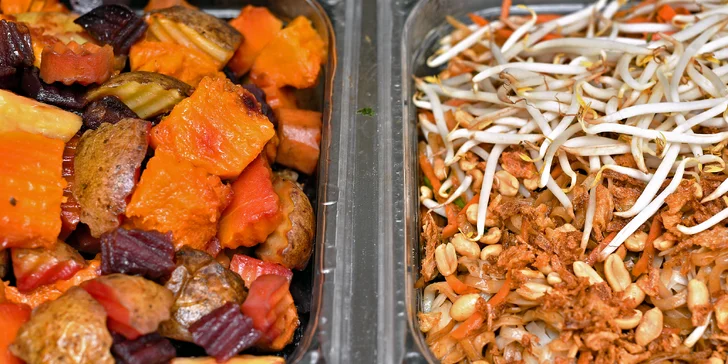 Kilo jídla dle výběru v bistru Vegan Life: wrapy, saláty, sushi, nudle i sójové maso
