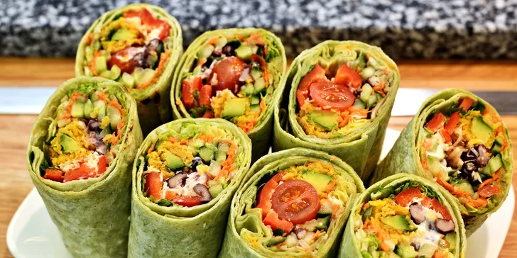 Kilo jídla dle výběru v bistru Vegan Life: wrapy, saláty, sushi, nudle i sójové maso