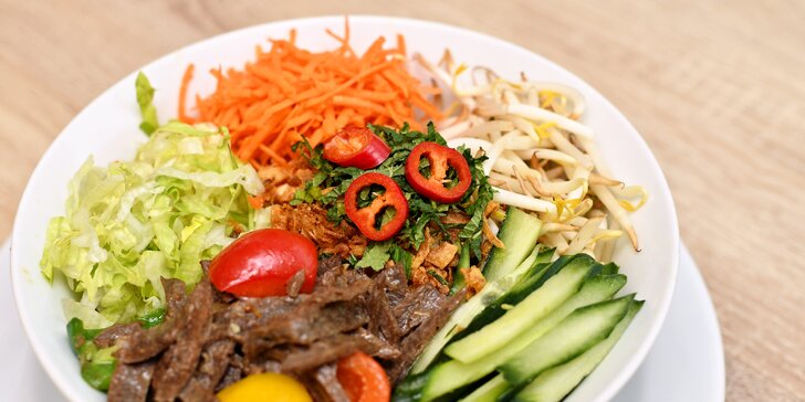 Veganské Bún bò Nam Bộ či Bún Chả: sójové maso, rýžové nudle a zelenina