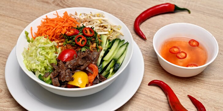 Veganské Bún bò Nam Bộ či Bún Chả: sójové maso, rýžové nudle a zelenina
