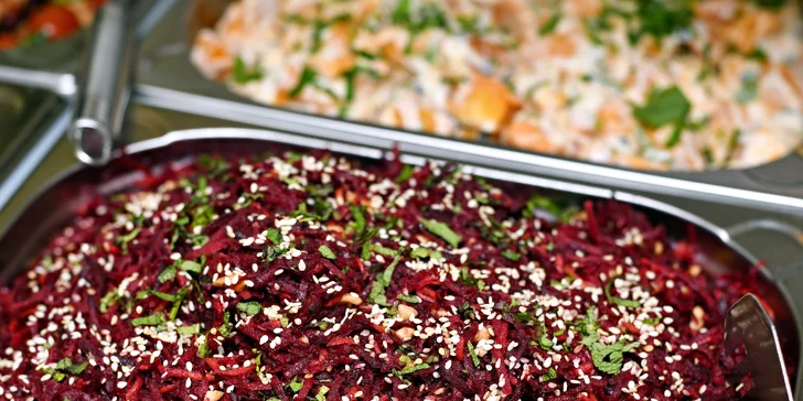 Kilo jídla dle výběru v bistru Vegan Life: wrapy, saláty, sushi, nudle i sójové maso
