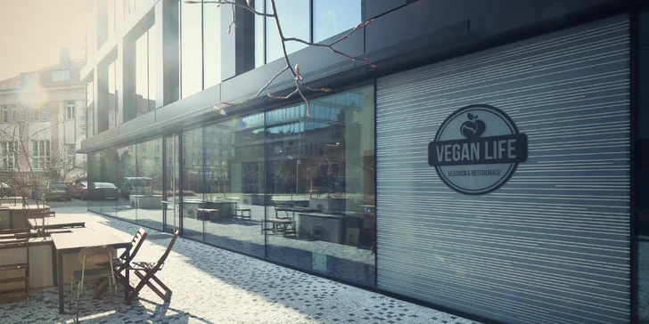 300 g jídla podle výběru v bistru Vegan Life: wrapy, saláty, sushi, nudle i sójové maso