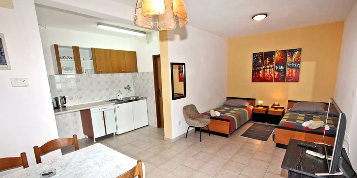 V páru i s rodinou do Chorvatska: apartmány až pro 8 osob, 250 m od pláže