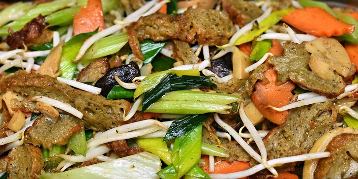 Kilo jídla dle výběru v bistru Vegan Life: wrapy, saláty, sushi, nudle i sójové maso