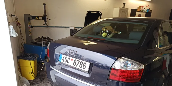Ruční mytí auta: luxování interiéru, leštění oken a zrcátek i impregnace čalounění