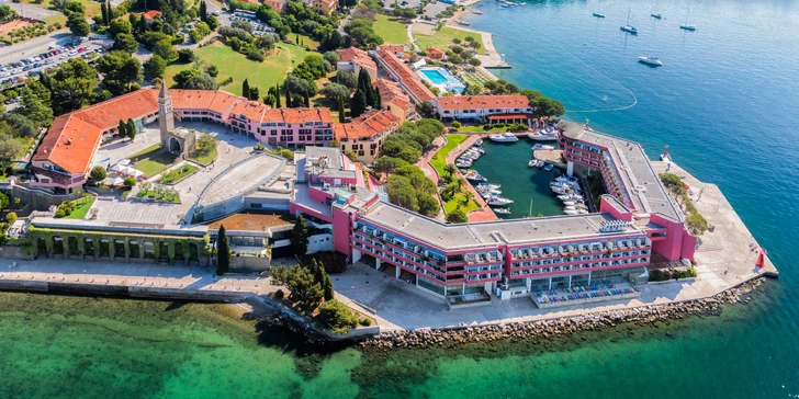 Hotel přímo na břehu slovinského moře s polopenzí a neomezeným vstupem do aquaparku