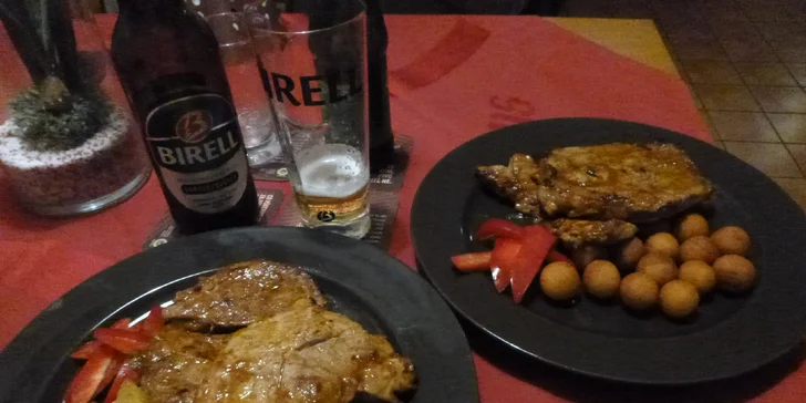 Bylinkami provoněný steak z krkovičky nebo kuřecího masa s přílohou a nápojem