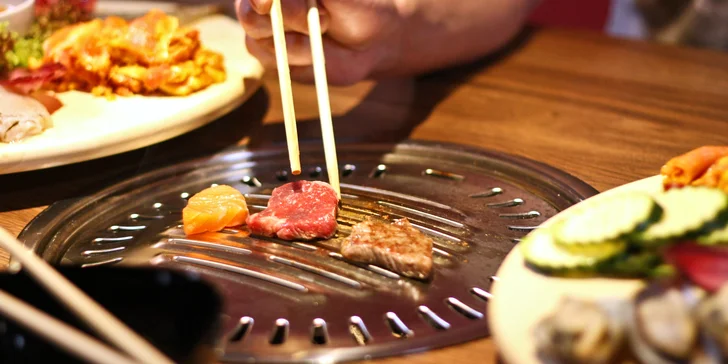 Ugrilujte si korejské BBQ: 3 druhy masa, krevety i příloha