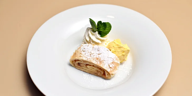 3chodové menu pro dva: restovaná jatýrka, tradiční svíčková i čoko brownies