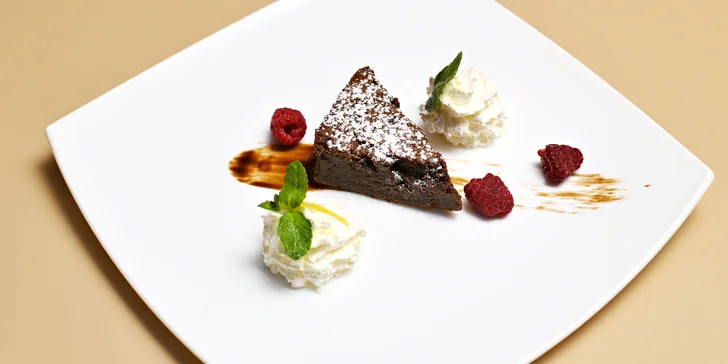 3chodové menu pro dva: restovaná jatýrka, tradiční svíčková i čoko brownies