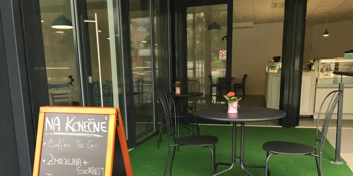 Mlsání v nové kavárně: vafle na špejli a k tomu káva nebo domácí limonáda