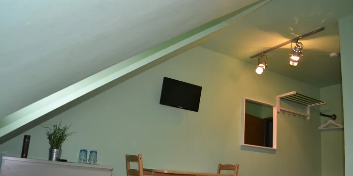 Romantika v centru Telče: hotel u zámeckého parku, polopenze i víno