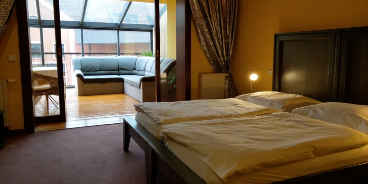 Romantika v centru Telče: hotel u zámeckého parku, polopenze i víno