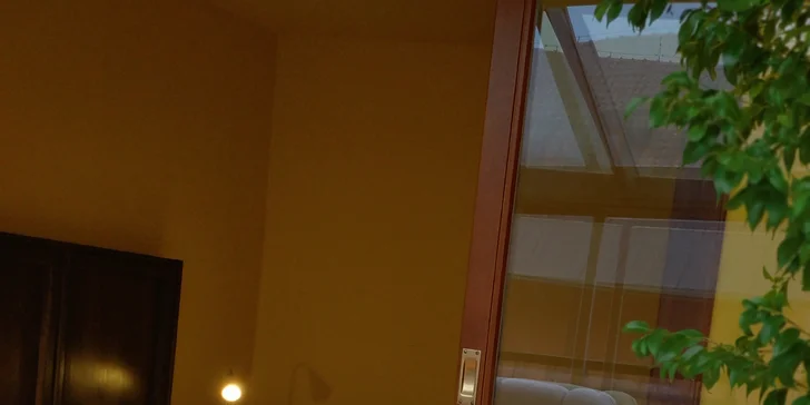 Romantika v centru Telče: hotel u zámeckého parku, polopenze i víno