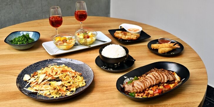 Asijské menu v Karlíně pro 2: kachna osmi pokladů, jarní závitky, wakame salát i víno