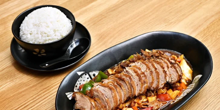 Asijské menu v Karlíně pro 2: kachna osmi pokladů, jarní závitky, wakame salát i víno