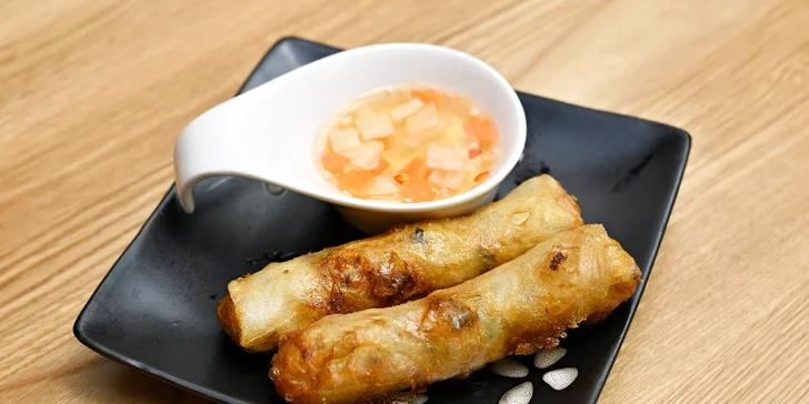 Asijské menu v Karlíně pro 2: kachna osmi pokladů, jarní závitky, wakame salát i víno