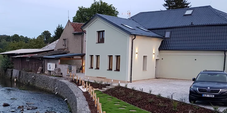Pobyt pro dva na Kokořínsku: apartmány se snídaní, terasou i grilem a 90 minut v privátním wellness