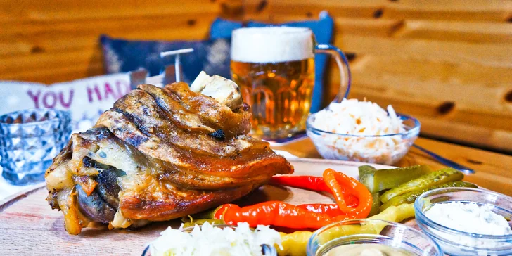 Dvě vepřová kolena z grilu s pečivem, okurkou a křenem
