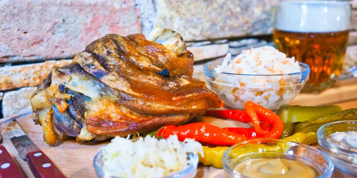 Dvě vepřová kolena z grilu s pečivem, okurkou a křenem