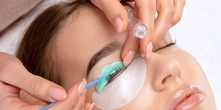Lash lifting je napnutie a vytočenie mihalníc pomocou silikónových podložiek. Týmto úkonom sa mihalnice jemne vytočia a oko sa krásne opticky zvýrazni a zväčší. 
