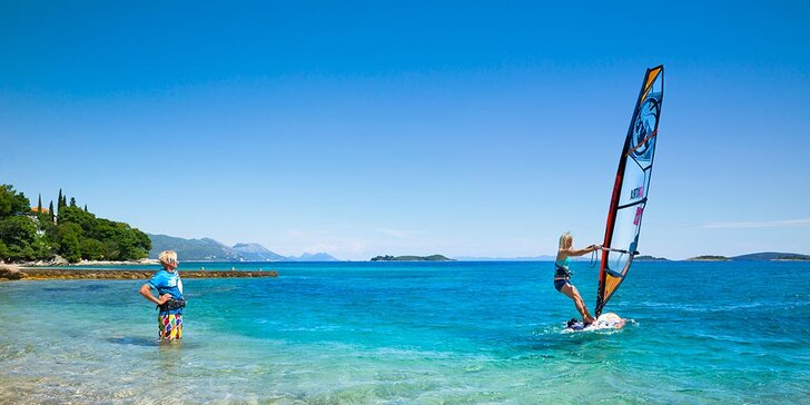 Skvělé pláže, vinné sklepy i možnost windsurfingu v Orebici, dítě do 6 let zdarma