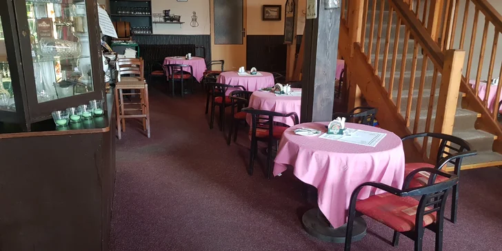 Prkno s tvarůžkovými dobrotami, hranolky, topinky i zelenina pro 2 osoby
