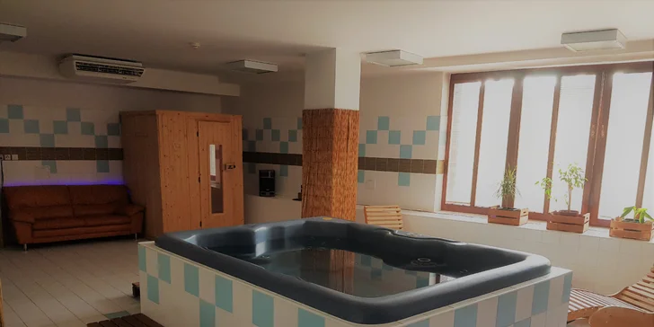 2hodinový relax v soukromém wellness s vířivkou a saunou pro dva