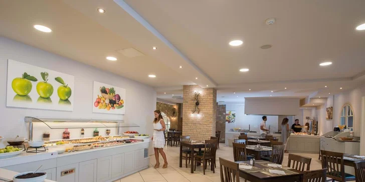 4* dovolená v oblíbeném letovisku Stalida: krásný resort u pláže, aquapark a animátoři